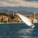 On With Waterfront Views * Supetarska Draga