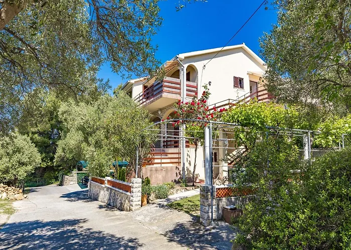 On With Waterfront Views Apartman